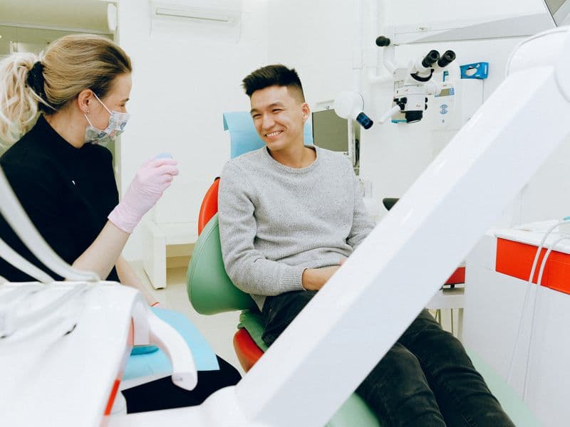 Consultório odontológico moderno da Clínica OdontoPrime com cadeira e equipamentos