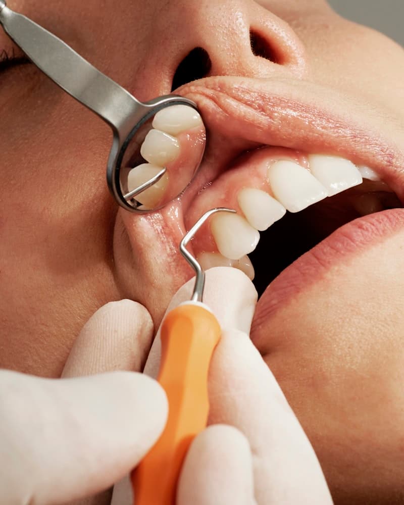 Dentista atendendo paciente em clínica moderna e confortável
